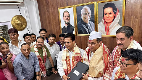 ನಿರ್ಗಮಿತ ಅಧ್ಯಕ್ಷ ಭೂಪೇನ್ ಕುಮಾರ್ ಬೋರಾ ಅವರು ನೂತನ ಅಧ್ಯಕ್ಷ ಗೌರವ್ ಗೊಗೊಯ್ ಅವರಿಗೆ ಅಧಿಕಾರ ಹಸ್ತಾಂತರಿಸಿದರು.