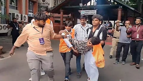 ಅಸ್ವಸ್ಥಗೊಂಡ ಯುವಕನನ್ನು ಆಸ್ಪತ್ರೆಗೆ ಸಾಗಿಸುತ್ತಿರುವುದು