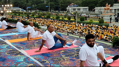 Thaawarchand Gehlot, Dinesh Gundu Rao participated in International Yoga Day