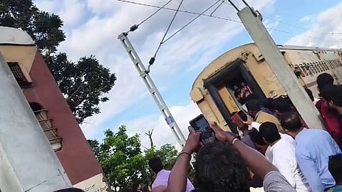 Train coaches uncouple