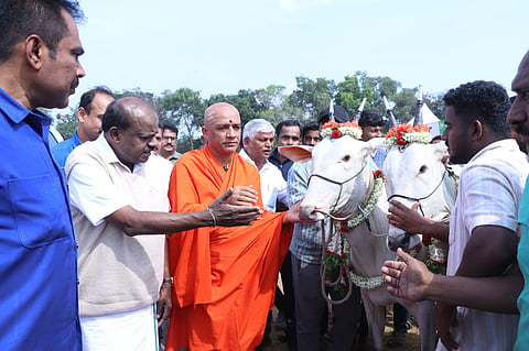 Adichunchanagiri Nirmalananda Seer and H.D. Kumaraswamy