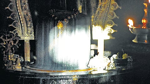 sun's rays pass through the horns of a Nandi statue