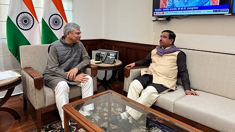 Minister Pralhad Joshi with Railway Minister Ashwini Vaishnan