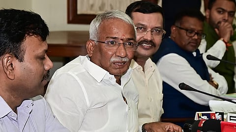 ವಿಧಾನಸೌಧದಲ್ಲಿ ಅಬಕಾರಿ ಇಲಾಖೆಯಲ್ಲಿ ಪರಿಚಯಿಸಲಾದ ಸುಧಾರಣೆಗಳ ಕುರಿತು ಪತ್ರಿಕಾಗೋಷ್ಠಿಯಲ್ಲಿ ಅಬಕಾರಿ ಆಯುಕ್ತ ಆರ್ ವೆಂಕಟೇಶ್ ಕುಮಾರ್, ಅಬಕಾರಿ ಸಚಿವ ಆರ್ ಬಿ ತಿಮ್ಮಾಪುರ ಮತ್ತು ಹೆಚ್ಚುವರಿ ಆಯುಕ್ತ ವೈ ಮಂಜುನಾಥ್