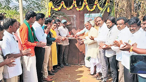 ಗದಗದಲ್ಲಿ ದಲಿತರಿಗೆ ಶೇವಿಂಗ್- ಕಟಿಂಗ್ ಮಾಡಲು ನಿರಾಕರಣೆ: ಸಲೂನ್ ಶಾಪ್ ತೆರೆದ ಸರ್ಕಾರ!