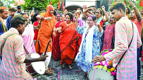ಗೆಲುವಿನ ಸಂಭ್ರಮಾಚರಣೆಯಲ್ಲಿರುವ ಬಿಜೆಪಿ ಕಾರ್ಯಕರ್ತರು
