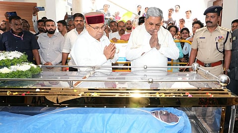 Chief Minister siddaramaiah paid last respects to D. Sudhakar