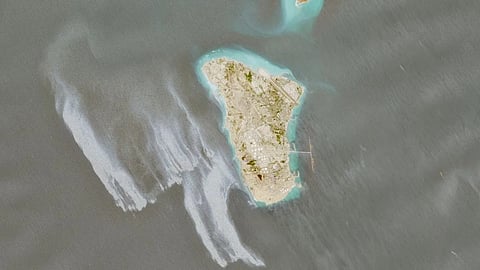 Large oil slick in Iran's Kharg Island
