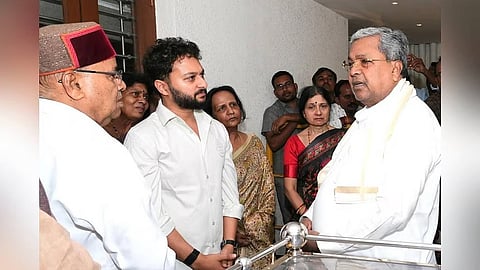 CM Siddaramaiah and Governor Thaawarchand Gehlot console the family members of minister D Sudhakar, in Bengaluru on Sunday.
