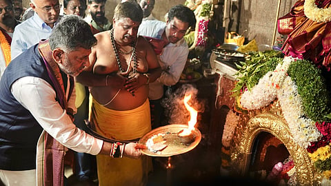DK Shivakumar Visits Annamma Devi Temple