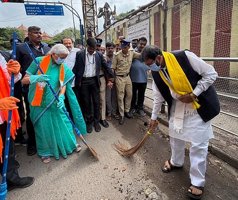 'ನಮಗೆ ಲೋನ್ ಕೊಡಿಸಿ ಮೇಡಂ': ಬೆಂಗಳೂರಿನಲ್ಲಿ ಸ್ವಚ್ಛತಾ ಅಭಿಯಾನದಲ್ಲಿ ಕಸ ಗುಡಿಸಿದ ನಿರ್ಮಲಾ ಸೀತಾರಾಮನ್, ಬೇಡಿಕೆಯಿಟ್ಟ ತಳ್ಳುಗಾಡಿ ವ್ಯಾಪಾರಿಗಳು-Video