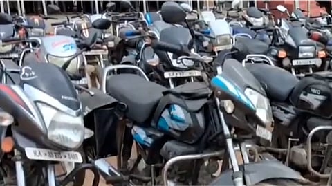'ಸ್ಪ್ಲೆಂಡರ್ ಸಿದ್ದಾ ರೆಡ್ಡಿ' ಬಂಧನ: ಖತರ್ನಾಕ್ ಕಳ್ಳ, 41 ಬೈಕ್ ಕಳ್ಳತನ ಪ್ರಕರಣ ಭೇದಿಸಿದ ಬಳ್ಳಾರಿ ಪೊಲೀಸರು, Video