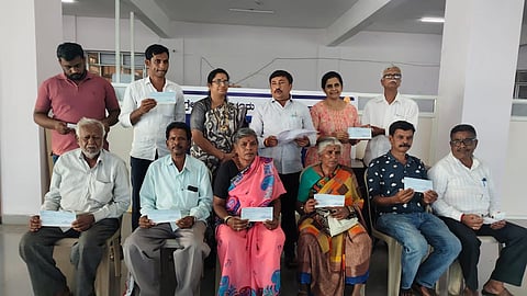 ರೈತರಿಗೆ ಪರಿಹಾರ ವಿತರಣೆ