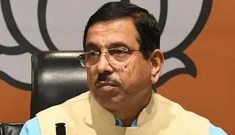 SIR ತಂತ್ರಜ್ಞಾನ ಆಧಾರಿತ, ರಾಜ್ಯದ ಅಧಿಕಾರಿಗಳೇ ನಡೆಸಿದರೂ ಕಾಂಗ್ರೆಸ್ಗೆ ಭಯ, ರಾಹುಲ್ ಗಾಂಧಿ ಕಾಮನ್ ಸೆನ್ಸ್ ಇಲ್ದೆ ಮಾತಾಡ್ತಾರೆ: ಪ್ರಹ್ಲಾದ್ ಜೋಷಿ-Video