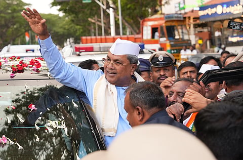 Ex CM Siddaramaiah welcome by fans