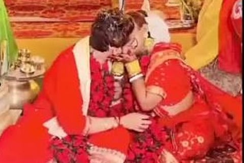 ಮದುವೆ ಮಂಟಪದಲ್ಲಿ ಮುತ್ತಿಕ್ಕುತ್ತಿರುವ ದೃಶ್ಯ