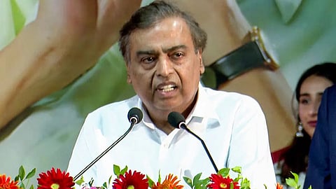 ಬೆಂಗಾವಲು ಪಡೆಯ ಮುಂದೆ ಉರುಳಿದ ಮರ, ಕೂದಲೆಳೆಯ ಅಂತರದಲ್ಲಿ ಮುಖೇಶ್ ಅಂಬಾನಿ ಪಾರು