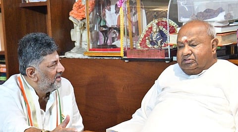 D K Shivakumar and H D Deve Gowda (File photo)