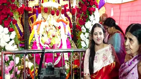 CM D K Shivakumar wife Usha at Mysuru Chamundi hill