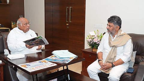 Dk Shivakumar meets mallikarjun kharge