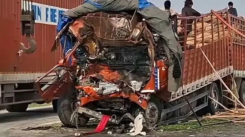 Maharashtra: Six Burnt Alive After Truck Overturns, Collides With Car