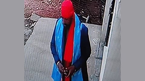Fake Swamiji dupes pregnant woman and escapes with gold jewellery in Bengaluru