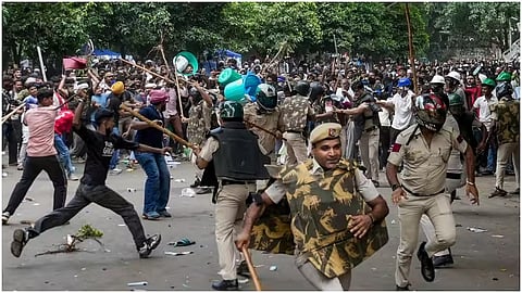 stone-pelting by protesters at Jantar Mantar