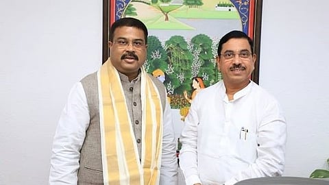 Dharmendra Pradhan (L) with new education minister Pralhad Joshi