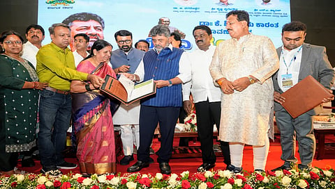 ಭೂ ಮಾಲೀಕರಿಗೆ ಪರಿಹಾರ ವಿತರಣೆ