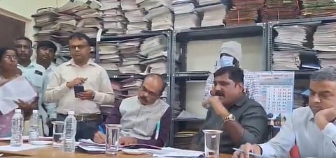 ಪ್ರಗತಿ ಪರಿಶೀಲನಾ ಸಭೆ: ತಾಳ್ಮೆ ಕಳೆದುಕೊಂಡು ಅಧಿಕಾರಿ ಮೇಲೆ ರೇಗಿದ ಜೆಡಿಎಸ್ ಶಾಸಕ ಮಂಜು; Video