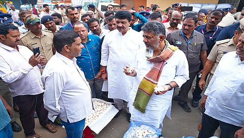 D.K. Shivakumar paid a surprise visit to the Yeshwantpur APMC market