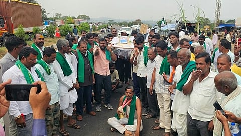 Agitating sugarcane farmers performing mock funeral of Union Ministers Pralhad Joshi and Shivraj Chauhan during their Padayatra.