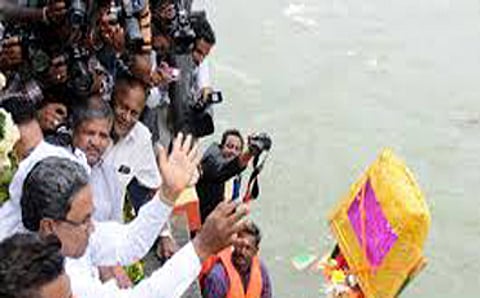 ಮುಖ್ಯಮಂತ್ರಿ ಕುರ್ಚಿಗೆ ಹೂ ಹಾಕಿದ್ದು ಯಾವ ನಂಬಿಕೆ?