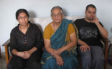 ಪತ್ನಿ ಮತ್ತು ತಾಯಿಯೊಂದಿಗೆ ಪಾಂಡು
