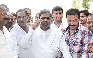 ಕೈ ಕುಲುಕಿದ ಮತದಾರ