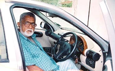 ಅವನೂ ಬೆಳ್ಳಿಗಡ್ಡದ ಪೂರ್ಣಚಂದಿರ
