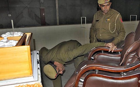 ಬಾಬಾ ರಾಂಪಾಲ್ನ ಸಾತ್ಲೋಕ್ ಆಶ್ರಮದಲ್ಲಿ ಶೋಧ ನಡೆಸುತ್ತಿರುವ ಪೊಲೀಸರು (ಸಂಗ್ರಹ ಚಿತ್ರ)