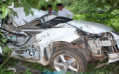 ಮರಕ್ಕೆ ಕಾರು ಡಿಕ್ಕಿ