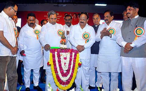 ರಾಜ್ಯ ಸಣ್ಣ ಕೈಗಾರಿಕೆಗಳ ಅಭಿವೃದ್ಧಿ ನಿಗಮ ಆಯೋಜಿಸಿದ್ದ ಸುವರ್ಣ ಮಹೋತ್ಸವ ಸಮಾರಂಭ ಉದ್ಘಾಟಿಸುತ್ತಿರುವ ಸಿಎಂ ಸಿದ್ಧರಾಮಯ್ಯ