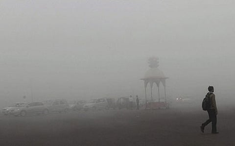 ನವದೆಹಲಿಯಲ್ಲಿ ಆವರಿಸಿರುವ ದಟ್ಟ ಮಂಜು (ಸಂಗ್ರಹ ಚಿತ್ರ)