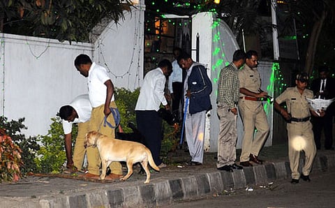 ಸ್ಫೋಟ ಸಂಭವಿಸಿದ ಕೋಕನಟ್ ಗ್ರೋವ್ ಪಬ್ ಎದುರಿನಲ್ಲಿ ಶ್ವಾನದಳದಿಂದ ಪರಿಶೀಲನೆ (ಸಂಗ್ರಹ ಚಿತ್ರ)