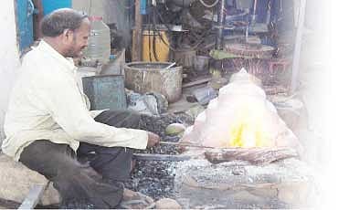ಕಮ್ಮಾರಿಕೆಯಲ್ಲಿ ತಂತ್ರಜ್ಞಾನ ಬಳಸಿದ ಸುರೇಶ್
