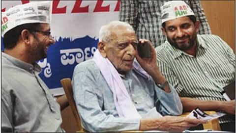 ಆಮ್ ಆದ್ಮಿ ಪಕ್ಷ ಪ್ರೆಸ್ಕ್ಲಬ್ನಲ್ಲಿ ಆಯೋಜಿಸಿದ್ದ ಕಾರ್ಯಕ್ರಮದಲ್ಲಿ ಲಂಚಮುಕ್ತ ಕರ್ನಾಟಕ-ಭ್ರಷ್ಟಾಚಾರ ವಿರೋಧಿ ಸಹಾಯವಾಣಿಗೆ ಸ್ವಾತಂತ್ರ್ಯ ಹೋರಾಟಗಾರ ಎಚ್.ಎಸ್.ದೊರೆಸ್ವಾಮಿ ಚಾಲನ