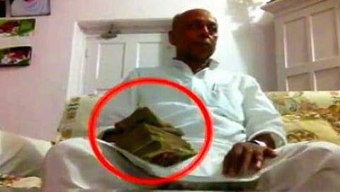 ಲಂಚ ಸ್ವೀಕರಿಸುವ ವೇಳೆ ಸಿರೆಸಿಕ್ಕಿರುವ ನಗರಾಭಿವೃದ್ಧಿ ಸಚಿವ ಅವಧೇಶ್ ಕುಶ್ವಾಹ ಚಿತ್ರ