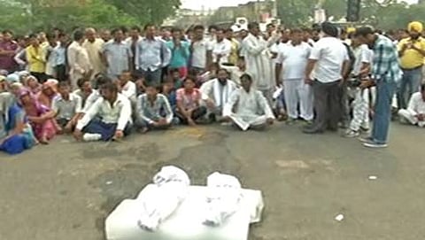 ಪ್ರತಿಭಟನಾನಿರತ ಗ್ರಾಮಸ್ಥರು