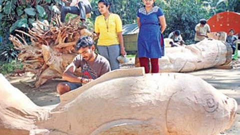 ಕಬ್ಬನ್ ಉದ್ಯಾನದಲ್ಲಿ ನಡೆಯುತ್ತಿರುವ ಸಮಕಾಲೀನ ಕಾಷ್ಠ ಶಿಲ್ಪಕಲಾ ಶಿಬಿರದಲ್ಲಿ ಮರದ ದಿಮ್ಮಿಗಳನ್ನು ಉಪಯೋಗಿಸಿ ರಚಿಸಿರುವ ಮೀನು.