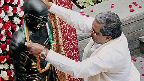 ಗಾಂಧೀ ಜಯಂತಿ ಪ್ರಯುಕ್ತ ಗಾಂಧೀಜಿಯವರ ಪ್ರತಿಮೆಗೆ ಗೌರವ ಸಲ್ಲಿಸುತ್ತಿರುವ ಮುಖ್ಯಮಂತ್ರಿ ಸಿದ್ದರಾಮಯ್ಯ.