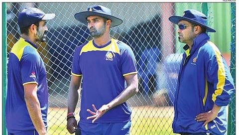 ಕರ್ನಾಟಕ ತಂಡದ ಉತ್ತಪ್ಪ, ವಿನಯ್, ಬೌಲಿಂಗ್ ಕೋಚ್ ಅರುಣ್ ಕುಮಾರ್ ಸಮಾಲೋಚನೆ