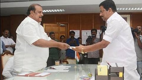 ಸ್ಪೀಕರ್ ಗೆ ರಾಜಿನಾಮೆ ಸಲ್ಲಿಸುತ್ತಿರುವ ಪಿ.ಸಿ.ಜಾರ್ಜ್