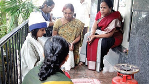 ಪತಿ ಮನೆ ಎದುರು ಪ್ರತಿಭಟನೆ ನಡೆಸುತ್ತಿರುವ ರಜನಿ